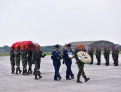 Prajurit TNI Gugur Saat Terjun Payung Presidential Inspection di Teluk Jakarta