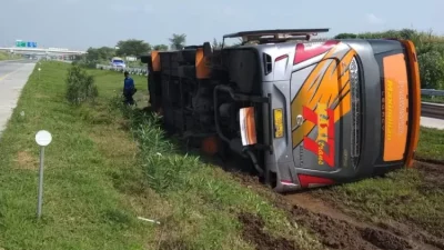 Minibus Rombongan Hajatan dari Jember Terguling di Bangkalan, Akibat Sopir Microsleep
