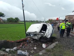 Lewati Rel Perlintasan Tanpa Palang, Mobil Ringsek Ditabrak KA Batara Kresna di Sukoharjo