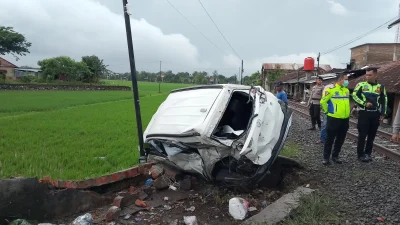 Lewati Rel Perlintasan