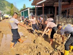 43 Hari Usai Banjir dan Longsor di Tapteng, Jalan dan Halaman Rumah Warga Masih Penuh Lumpur