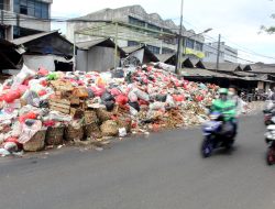 SD di Ciputat Keluhkan Bau Sampah di Sekolah Polisi Bantu Angkut