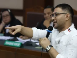 Hadiri Sidang di PN Jakpus Ammar Zoni Terima Kertas dan Amplop dari Keluarga