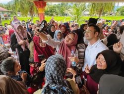 Raffi Ahmad Kunjungi Pengungsi Longsor Cisarua Sampaikan Pesan Presiden